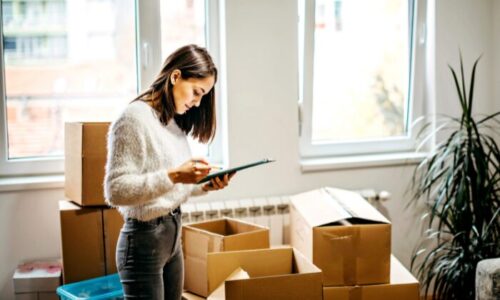 引っ越しの荷造りをしている女性