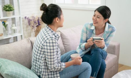 話がはずむ2人の女性