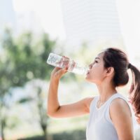 水を飲む人