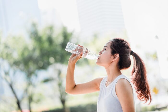 水を飲む人