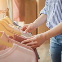 ブティックで買い物中の女性