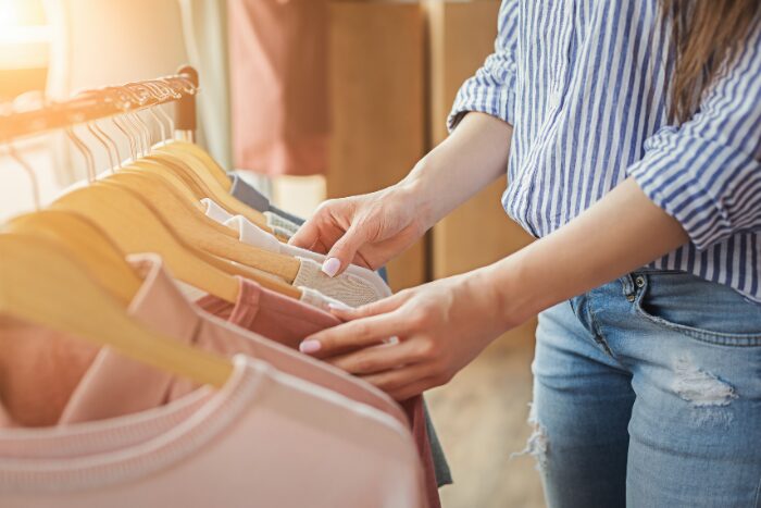 ブティックで買い物中の女性