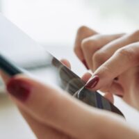 スマホを使う手元