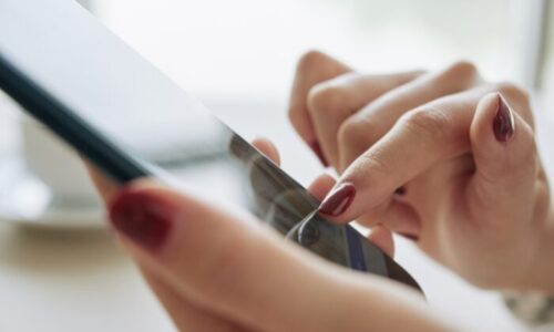 スマホを使う手元