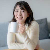 コーヒーを飲みながらくつろぐ女性