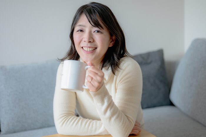 コーヒーを飲みながらくつろぐ女性