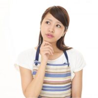 悩んでいる女性