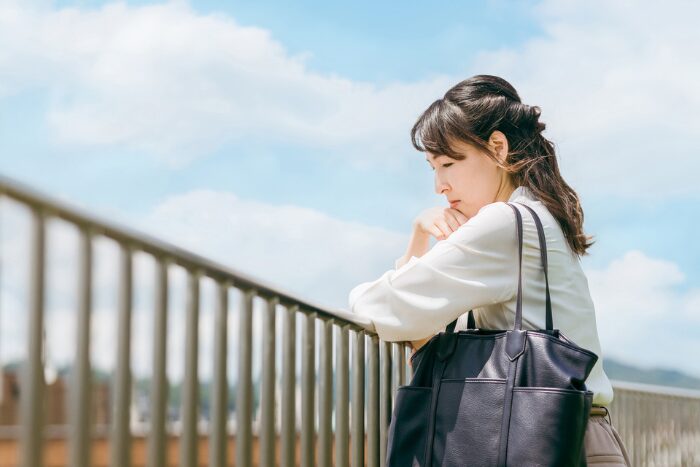 後悔している女性