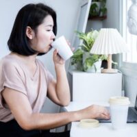 コーヒーを飲みすぎる女性