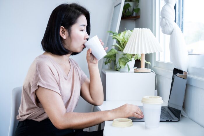 コーヒーを飲みすぎる女性