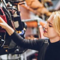 バッグを選んでいる女性