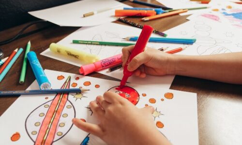 絵を描く子どもの手
