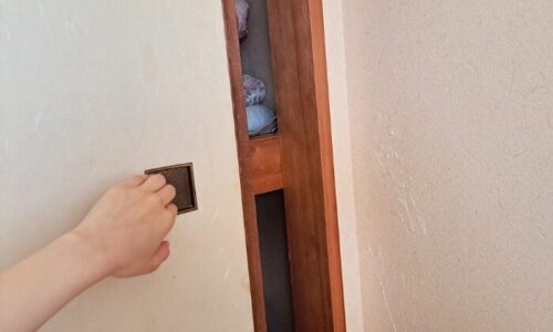 押入れを開ける手