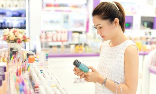 化粧品を買っている女性