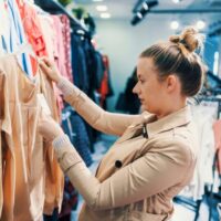 服の買い物をしている女性