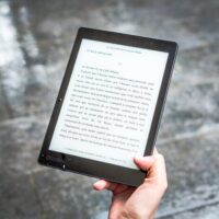 タブレットを持つ手元