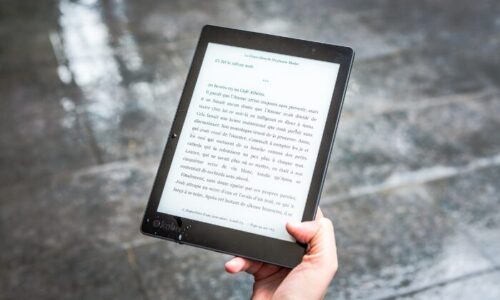 タブレットを持つ手元