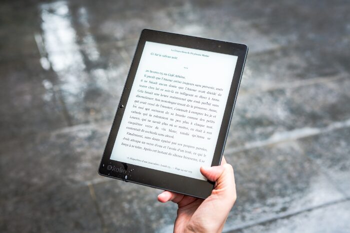 タブレットを持つ手元