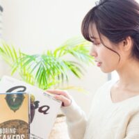 本の整理をしている女性