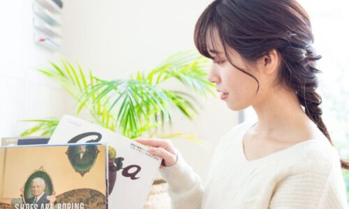 本の整理をしている女性