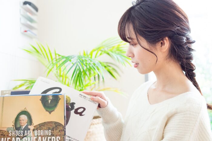 本の整理をしている女性