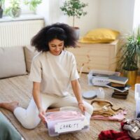 片付けものをしている女性