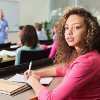 ノートを取っている女子学生