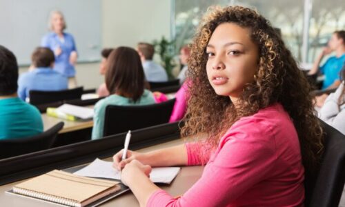 ノートを取っている女子学生
