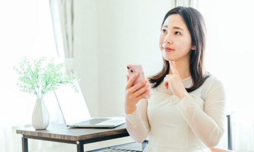 買う前に考えている女性