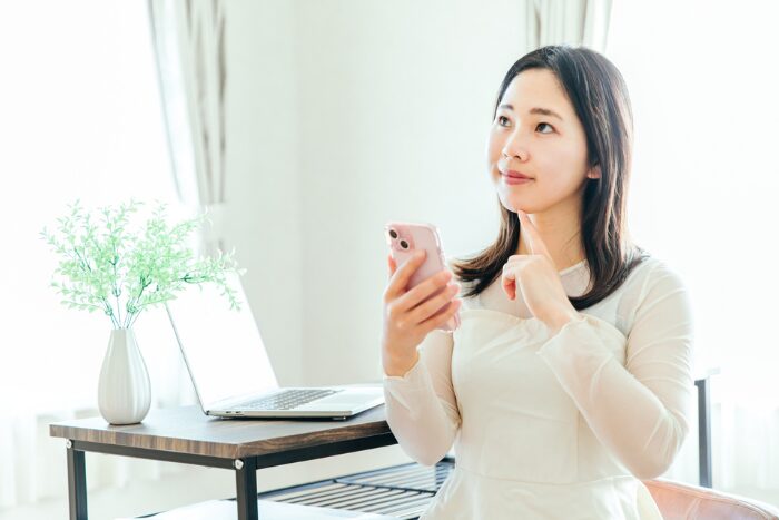 買う前に考えている女性