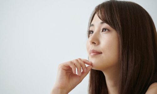 考え事をしている女性