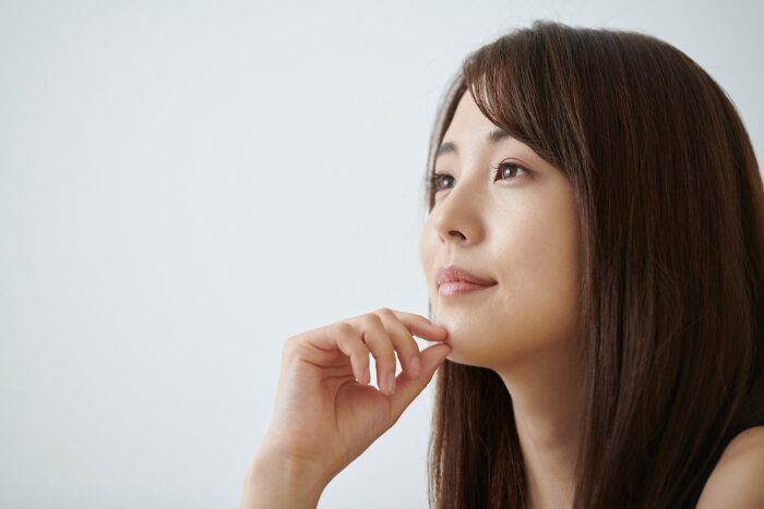 考え事をしている女性