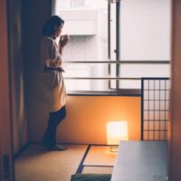 アパートでたたずむ女性