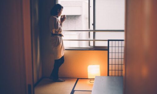 アパートでたたずむ女性