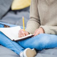 日記を書いている人