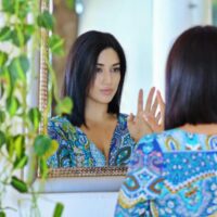 鏡を見ている女性