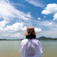 空を見る女性