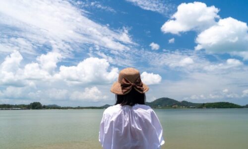空を見る女性