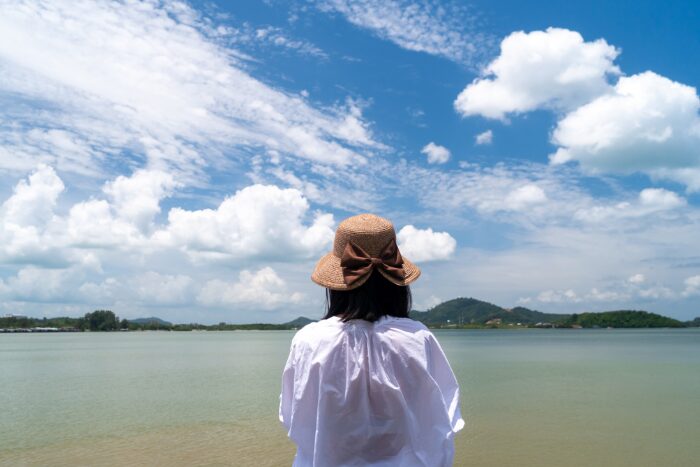 空を見る女性