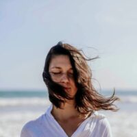 風に吹かれる女性