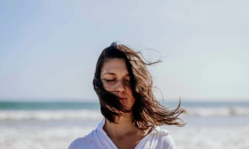 風に吹かれる女性
