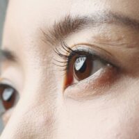 見開かれた目