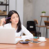 考えている女性