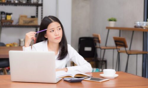 考えている女性