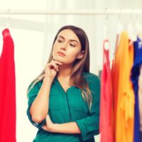クローゼットを見て考えている女性