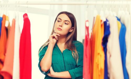 クローゼットを見て考えている女性