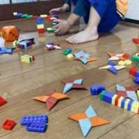 床に散らばるおもちゃ