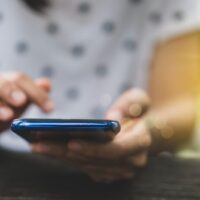 スマホを見ている女性