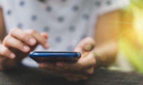 スマホを見ている女性