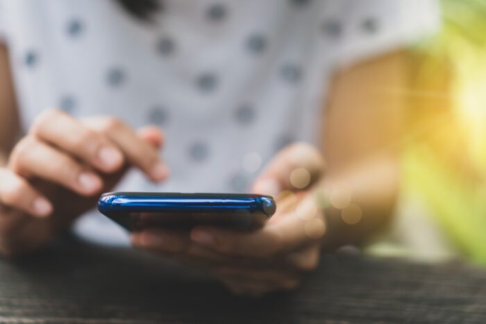 スマホを見ている女性